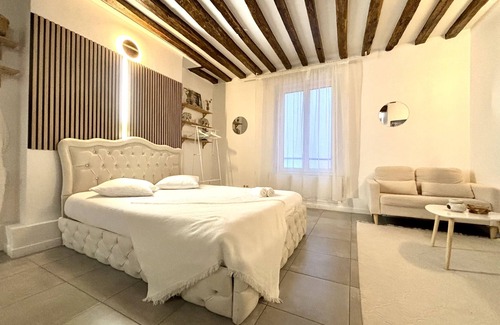 Aubervilliers Apartment | Modern Getaway with Relaxing Hot Tub Experience