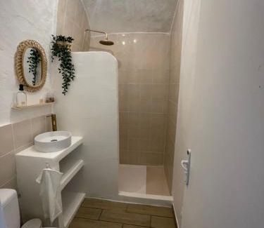 Naveil House | Cozy Troglodyte Stay Near Paris with Child-Friendly Amenities