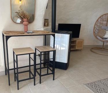 Naveil House | Cozy Troglodyte Stay Near Paris with Child-Friendly Amenities