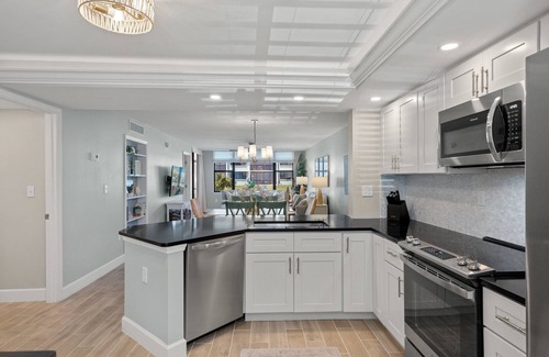 Sanibel Condo | Loggerhead Cay 411: Steps from the Beach with Ocean Views
