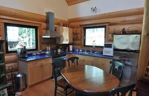 Upper Squamish House | Experience Loghouse Lodge: Glacier Views & Private Swimming
