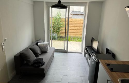 Ploermel Apartment | Inviting Logia 2: Pet-Friendly Retreat with Breakfast