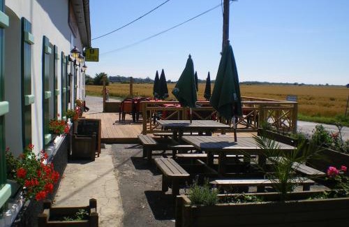 Le Crotoy Hotel | Discover Logis Auberge De La Dune: Pet-Friendly Retreat