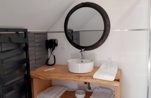 Inguiniel Hotel | Discover Logis Auberge de Pont Calleck with Family-Friendly Amenities