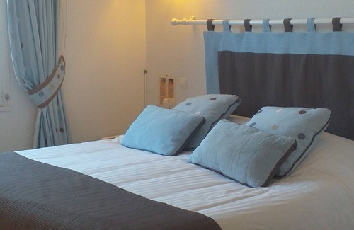Chitenay Hotel | Welcoming LOGIS Auberge du Centre: Pool, Spa & Dining