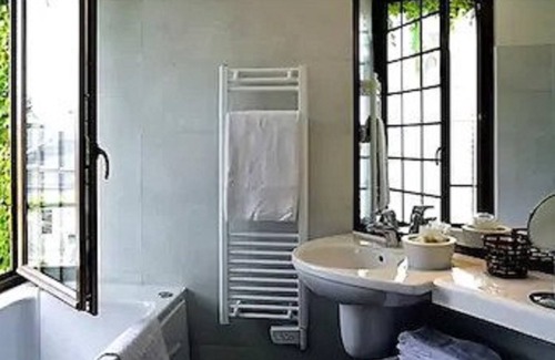 Chitenay Hotel | Welcoming LOGIS Auberge du Centre: Pool, Spa & Dining