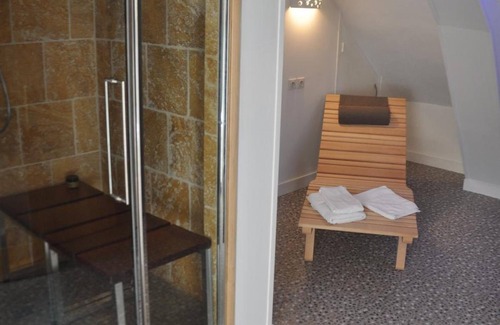 Chitenay Hotel | Welcoming LOGIS Auberge du Centre: Pool, Spa & Dining