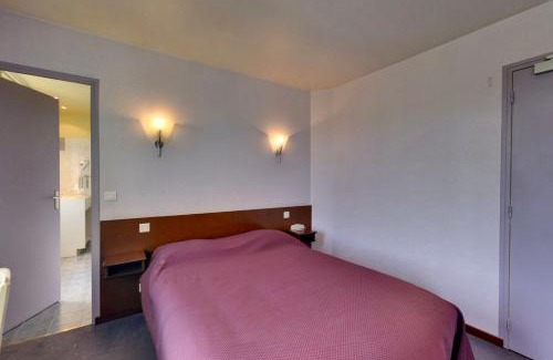 Malemort-sur-Correze Hotel | Pet-Friendly Retreat at Logis Auberge des Vieux Chenes