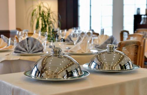 Malemort-sur-Correze Hotel | Pet-Friendly Retreat at Logis Auberge des Vieux Chenes