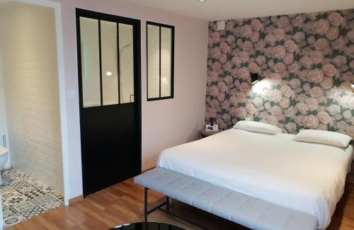 Maisons-les-Chaource Hotel | Beachfront Relaxation at Logis Aux Maisons - Pet Friendly Stay