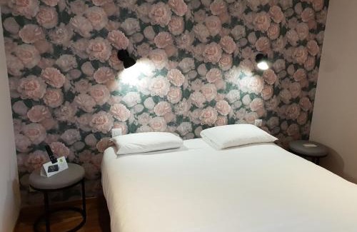 Maisons-les-Chaource Hotel | Beachfront Relaxation at Logis Aux Maisons - Pet Friendly Stay