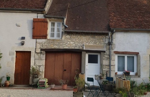 Varennes-les-Narcy Apartment | Cozy Logis Côté Cour: Family-Friendly with Kitchen Amenities