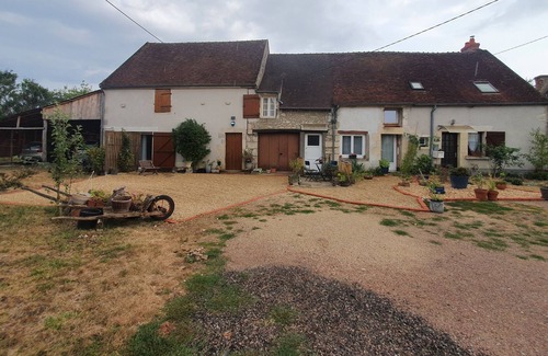 Varennes-les-Narcy Apartment | Cozy Logis Côté Cour: Family-Friendly with Kitchen Amenities