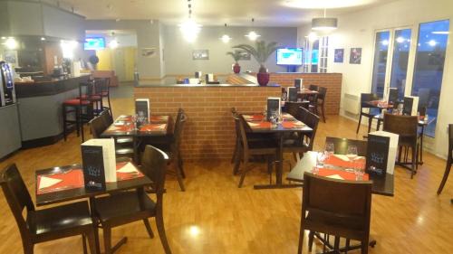 Calais Frethun Hotel | Pet-Friendly Logis Cottage Hôtel with Family Amenities
