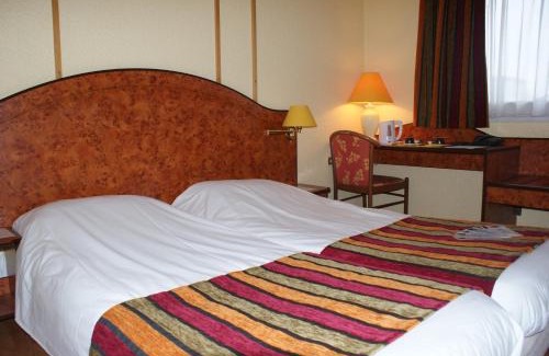 Calais Frethun Hotel | Pet-Friendly Logis Cottage Hôtel with Family Amenities