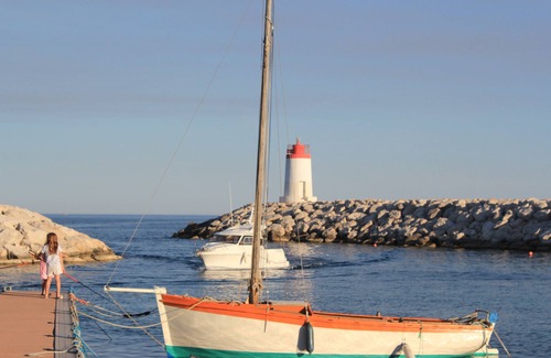 Martigues Apartment | Ocean View Studio T2: Pet Friendly & Family-Friendly Stay
