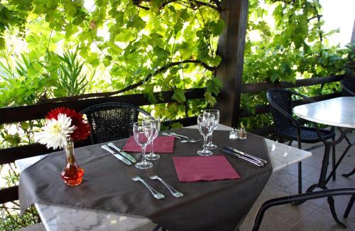 Moissac Hotel | Pet-Friendly Retreat at Logis des Crêtes de Pignols