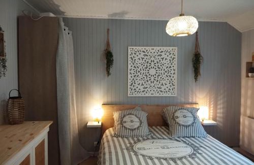 Ver-sur-Mer House | Welcome to Logis des Hirondelles: Oceanfront Bliss Awaiting