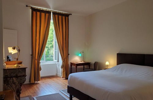 Cognac Bed & Breakfast | Experience Comfort at Logis des Tourelles' Verteuil Room