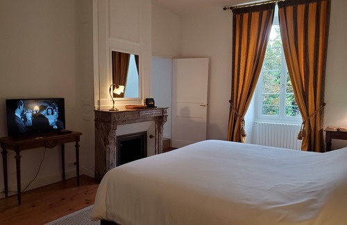 Cognac Bed & Breakfast | Experience Comfort at Logis des Tourelles' Verteuil Room