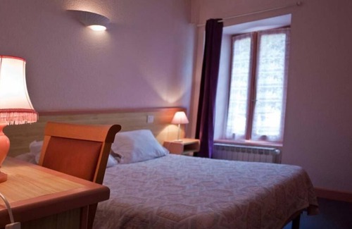 Saint-Martin-sous-Vigouroux Hotel | Unforgettable Stay at Logis Hotel de la Poste with Spa & Dining