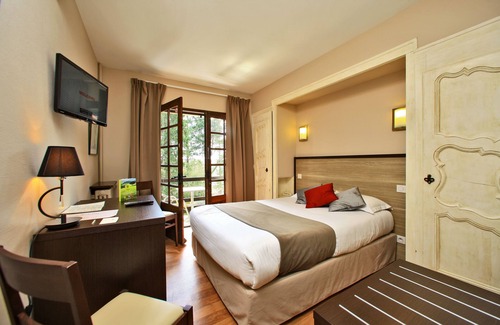 Saint-Laurent-sur-Sevre Hotel | Discover Logis Hôtel Restaurant La Chaumière with Pool & Dining
