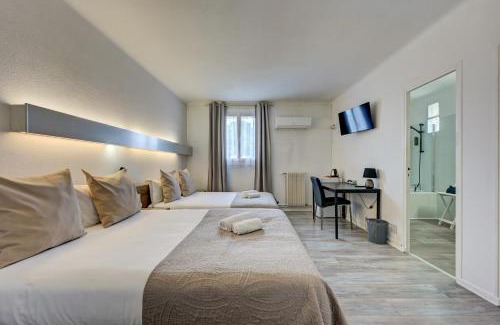 Entraigues-sur-la-Sorgue Hotel | Discover Logis Hôtel La Bastide d'Entraigues: Oceanfront Gem