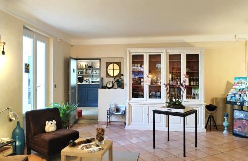 Entraigues-sur-la-Sorgue Hotel | Discover Logis Hôtel La Bastide d'Entraigues: Oceanfront Gem