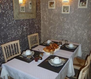 Sainte-Cecile-les-Vignes Hotel | Discover Logis Hôtel Restaurant La Farigoule - Pet Friendly Stay