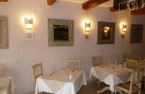 Sainte-Cecile-les-Vignes Hotel | Discover Logis Hôtel Restaurant La Farigoule - Pet Friendly Stay
