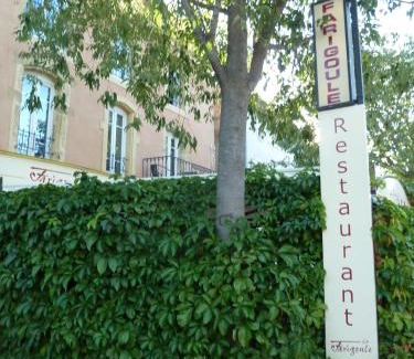 Sainte-Cecile-les-Vignes Hotel | Discover Logis Hôtel Restaurant La Farigoule - Pet Friendly Stay