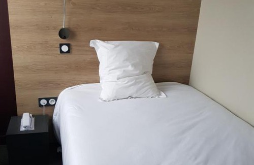 Laval Hotel | Pet-Friendly Retreat at Logis Hôtel A la Bonne Auberge