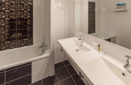 Langon Hotel | Inviting Logis Hôtel Aliénor: Spa, Dining & 9.4 Rating