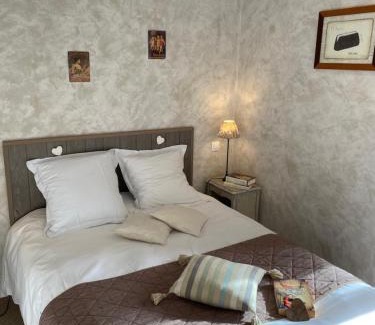 Pontlevoy Hotel | Cozy Logis Hôtel Auberge De L'ecole - Pet Friendly Stay