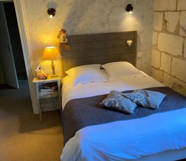 Pontlevoy Hotel | Cozy Logis Hôtel Auberge De L'ecole - Pet Friendly Stay