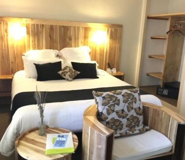 Pamiers Hotel | Discover Logis Hôtel de France with Oceanfront Dining