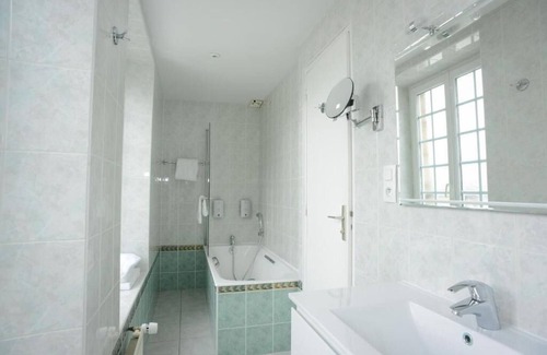 Avranches Hotel | Discover Comfort at Logis Hôtel de la Croix d'Or