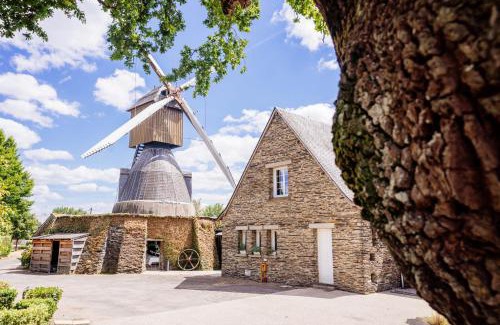 Avrille Hotel | Oceanfront Oasis at Logis Domaine du Moulin Cavier