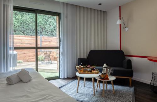 Avrille Hotel | Oceanfront Oasis at Logis Domaine du Moulin Cavier