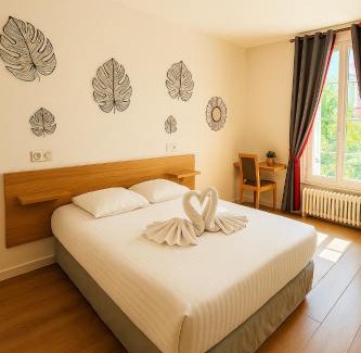 Troyes Hotel | Explore Logis Hôtel du Cirque in Historic Troyes Center
