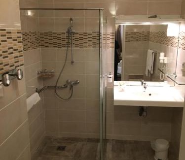 Chaufour-les-Bonnieres Hotel | Discover Logis Hôtel Les Nymphéas: Pet-Friendly Retreat