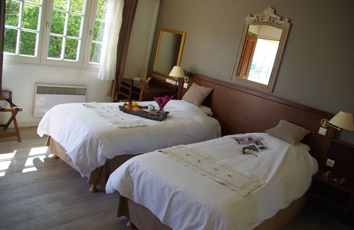 Chaufour-les-Bonnieres Hotel | Enjoy Comfort at LOGIS HÔTEL LES NYMPHEAS with Family Friendly Amenities