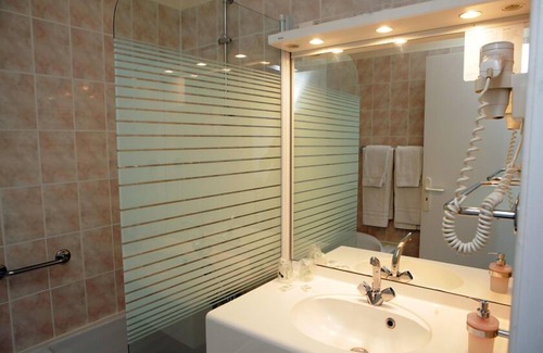 Chaufour-les-Bonnieres Hotel | Enjoy Comfort at LOGIS HÔTEL LES NYMPHEAS with Family Friendly Amenities