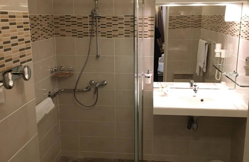 Chaufour-les-Bonnieres Hotel | Enjoy Comfort at LOGIS HÔTEL LES NYMPHEAS with Family Friendly Amenities