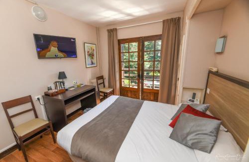 Saint-Laurent-sur-Sevre Hotel | Discover Logis Hôtel La Chaumière: Oceanfront Retreat