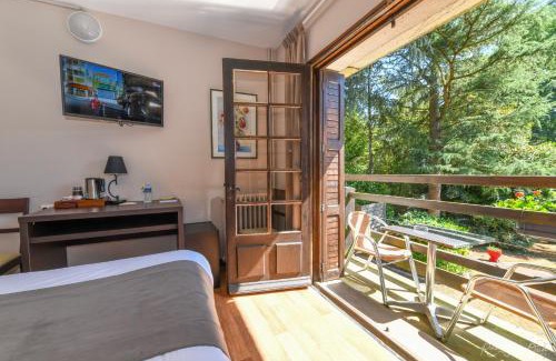 Saint-Laurent-sur-Sevre Hotel | Discover Logis Hôtel La Chaumière: Oceanfront Retreat
