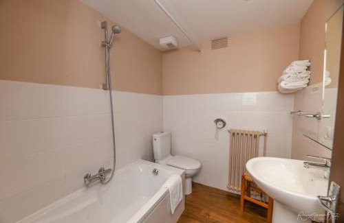 Saint-Laurent-sur-Sevre Hotel | Discover Logis Hôtel La Chaumière: Oceanfront Retreat