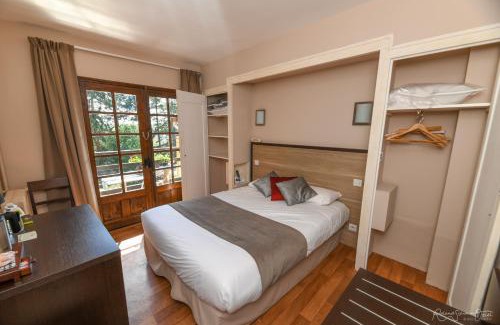 Saint-Laurent-sur-Sevre Hotel | Discover Logis Hôtel La Chaumière: Oceanfront Retreat