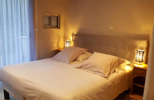 Villeneuve-les-Avignon Hotel | Relaxing Oceanfront Getaway at Logis Hôtel Les Cèdres
