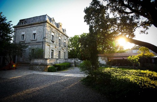 Villeneuve-les-Avignon Hotel | Relaxing Oceanfront Getaway at Logis Hôtel Les Cèdres